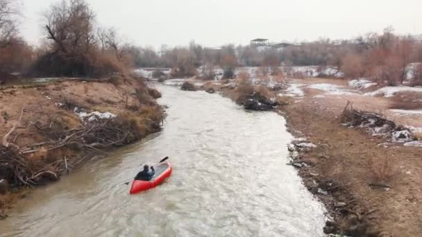 Människan paddlar på flotte båt i floden — Stockvideo