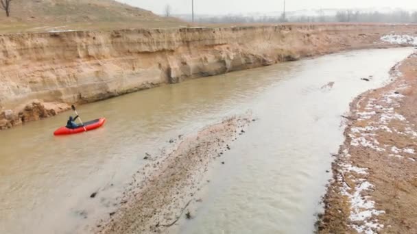 De mens peddelt op een vlot in de rivier. — Stockvideo