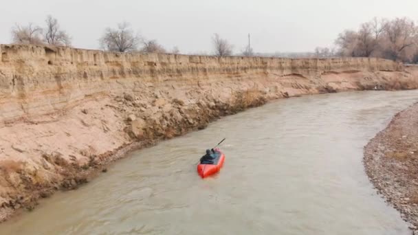 De mens peddelt op een vlot in de rivier. — Stockvideo