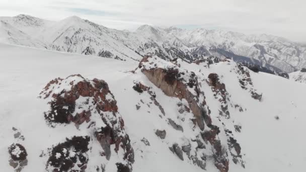 Flygfoto landskap av vackra vinterberg — Stockvideo
