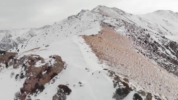 Paisaje aéreo de hermosas montañas de invierno — Vídeo de stock