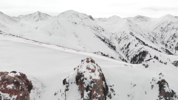 Paisaje aéreo de hermosas montañas de invierno — Vídeo de stock