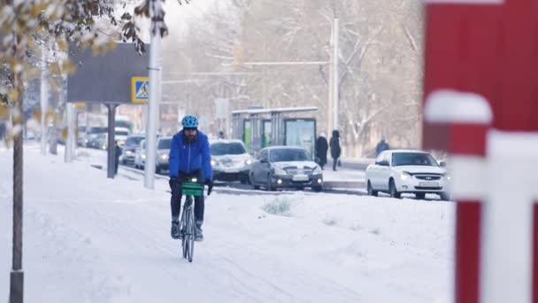 Vinter urban cykling i snöig stad — Stockvideo