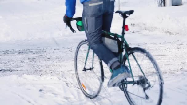 Ciclismo urbano de invierno en la ciudad nevada — Vídeo de stock