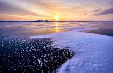 Buz kırıntılarının güzel manzarası Rusya 'nın donmuş Baykal Gölü' nde vızıldıyor.