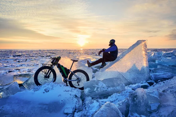 Man Fat Bike Frozen Lake Kapchagay Sunset Kazakhstan — Stock Photo, Image