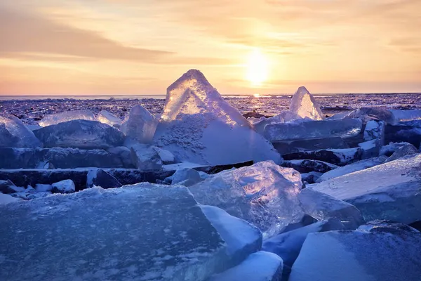 Vackert Landskap Triangeln Hummock Och Sprickor Vid Frusen Sjö Baikal — Stockfoto