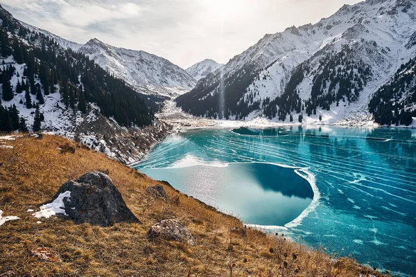 Όμορφο Τοπίο Της Λίμνης Βουνό Μπλε Πάγο Χειμώνα — Φωτογραφία Αρχείου