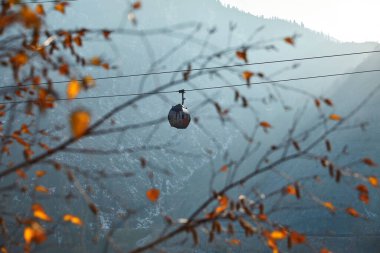 Kazakistan, Almaty 'de gün batımında, dağ kayak merkezi Shymbulak' ta iki teleferik kulübesi.