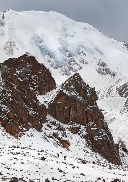 Dos Excursionistas Con Mochila Caminando Sobre Roca Las Hermosas Montañas —  Fotos de Stock