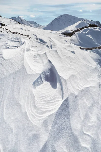 Hermoso Paisaje Minimalista Las Altas Montañas Con Nieve Contra Cielo — Foto de Stock