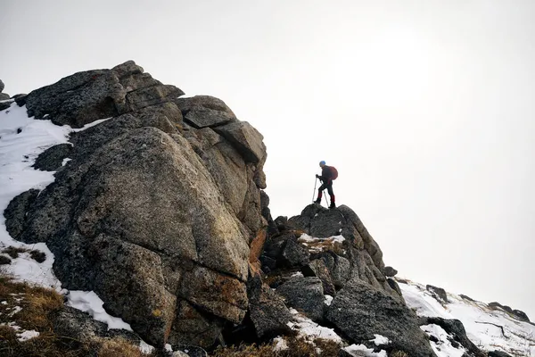 美しい山の風景の中で頂上に登るバックパックを持つ男 — ストック写真