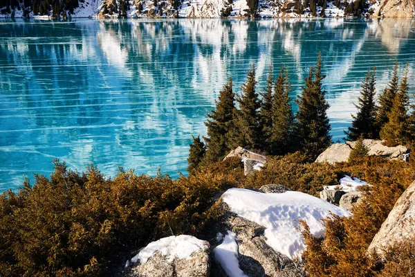 Bela Paisagem Lago Montanha Com Gelo Azul Floresta Abeto Tempo — Fotografia de Stock