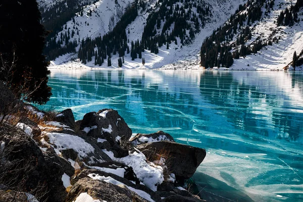 Hermoso Paisaje Lago Montaña Con Hielo Azul Bosque Abeto Invierno —  Fotos de Stock