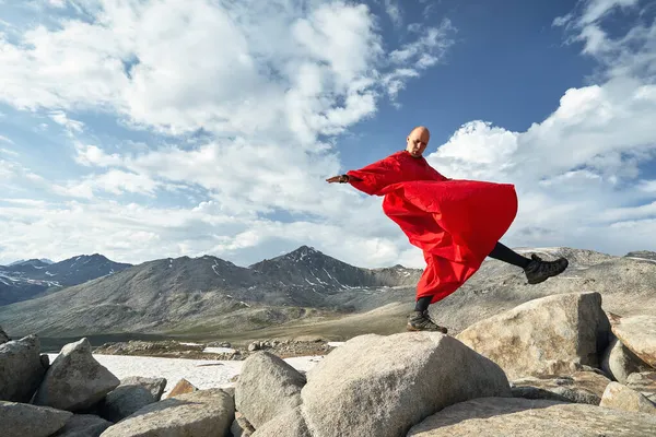 Człowiek Czerwonym Deszczu Pokrywa Skałę Pięknych Górach Przeciwko Błękitnemu Niebu — Zdjęcie stockowe