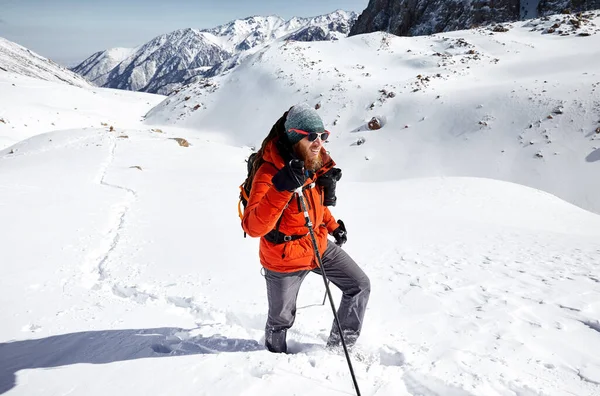 Muž Batohem Červené Bundě Lezení Sněhu Kopec Krásnými Horami Proti — Stock fotografie