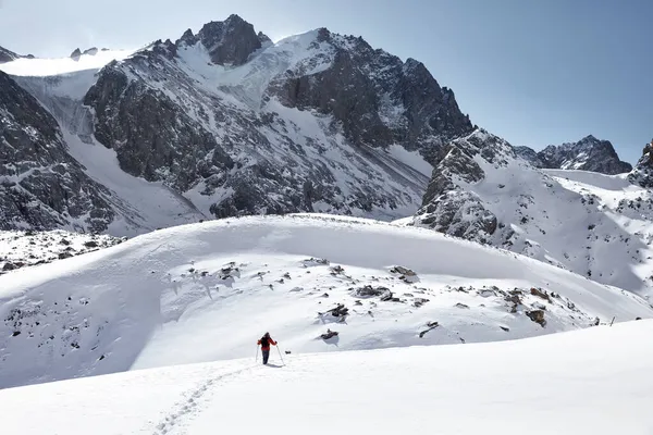 Mann Mit Rucksack Auf Dem Schneehügel Den Wunderschönen Bergen Vor — Stockfoto