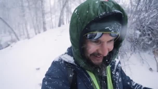 Retrato de escalador feliz con mochila en la nevada — Vídeo de stock