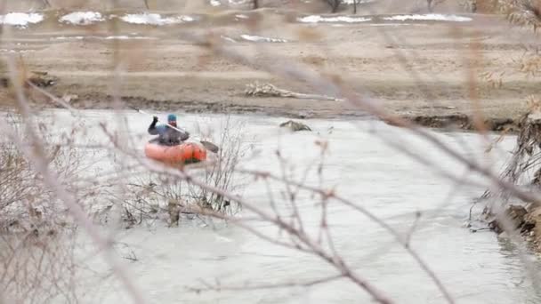 El hombre está remando en barco balsa en el río — Vídeo de stock