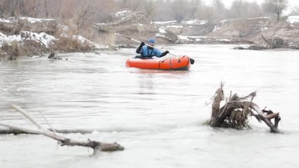Человек гребец на плоту лодке в реке — стоковое видео