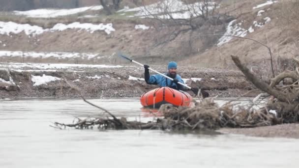 Människan paddlar på flotte båt i floden — Stockvideo