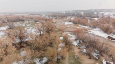 Adam nehirde salda kürek çekiyor.