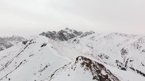 Légi táj gyönyörű téli hegyek — Stock videók