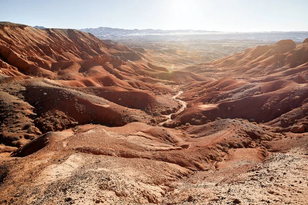 南カザフスタンの赤い砂漠の山々の風景 — ストック写真