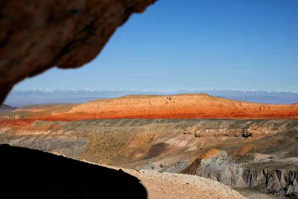 Paisaje Montañas Rojas Desierto Rodeado Montañas Nevadas Sur Kazajstán — Foto de Stock