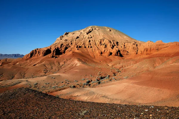 Paisaje Montañas Rojas Desierto Rodeado Montañas Nevadas Sur Kazajstán — Foto de Stock