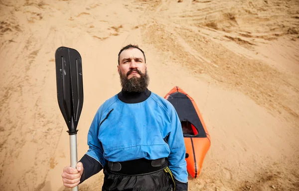 Porträtt Gammal Man Med Svart Skägg Och Paddla Blå Jacka — Stockfoto