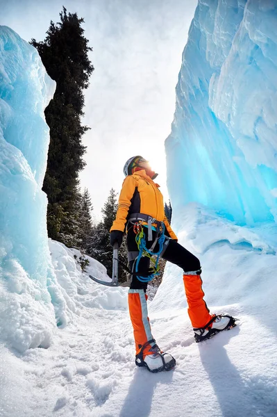 Mujer Trepadora Cerca Cascada Congelada Casco Con Hacha Hielo Chaqueta —  Fotos de Stock