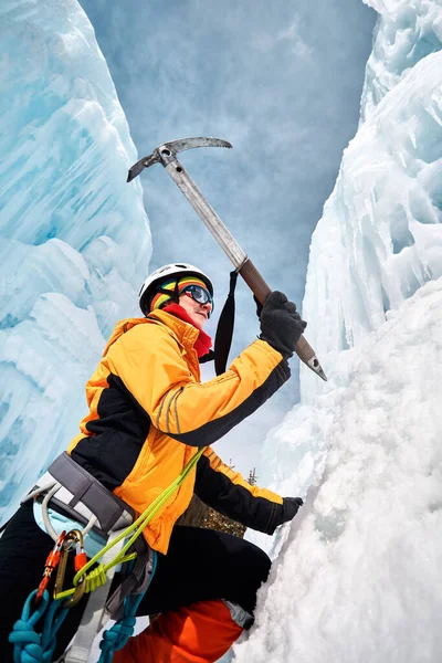 Žena Leze Zamrzlém Vodopádu Ledovou Sekerou Oranžové Bundě Horách Sportovní — Stock fotografie