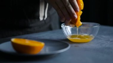 taze portakal suyu sıkma kadın