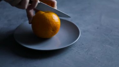 taze portakal suyu sıkma kadın