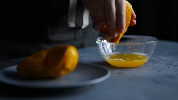 Mujer exprimiendo jugo de naranja fresco — Vídeo de stock