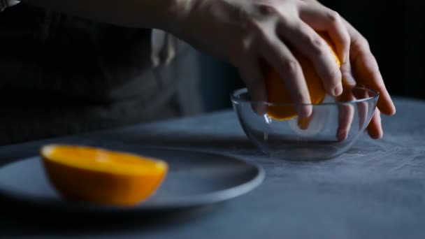 Mulher espremendo suco de laranja fresco — Vídeo de Stock