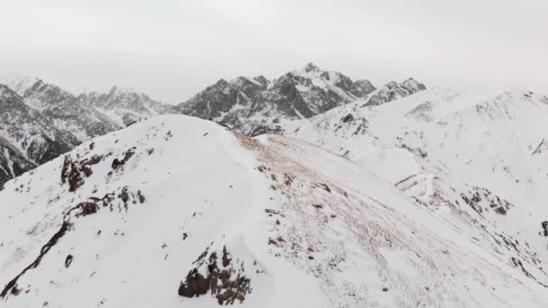 Paesaggio aereo di belle montagne invernali — Video Stock