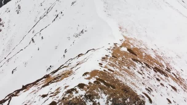Paesaggio aereo di belle montagne invernali — Video Stock