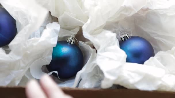 Jouets de Noël ouverts pour femme dans une boîte en carton — Video