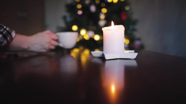 Vela y taza de café en Navidad — Vídeo de stock