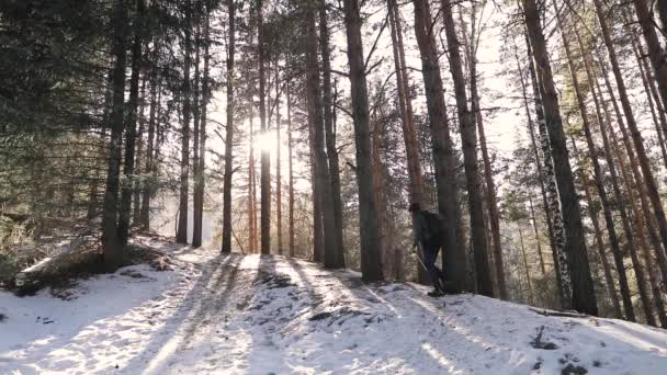 Mann wandert in Bergwald-Zeitlupe — Stockvideo