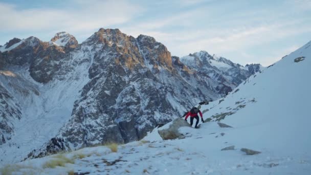 Hombre corriendo en la montaña con nieve — Vídeo de stock