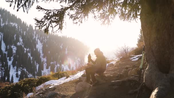 겨울 산에서 커피를 마시는 수염 이 있는 사람 — 비디오