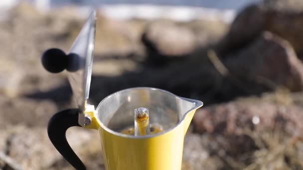 Coffee espresso in Yellow moka pot — Stockvideo