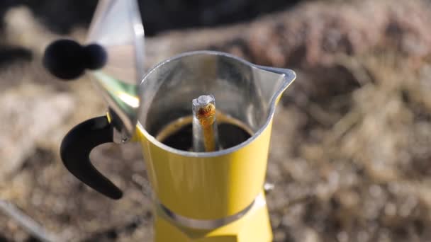 노란 모카 냄비에 들어 있는 커피 에스프레소 — 비디오