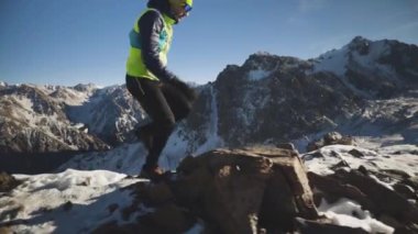 Adam karla dağda koşuyor.