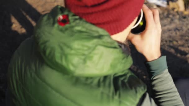 Человек пьет кофе в зимних горах — стоковое видео