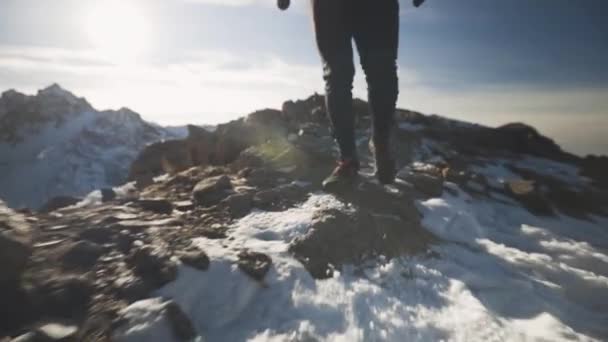 Hombre corriendo en la montaña con nieve — Vídeo de stock