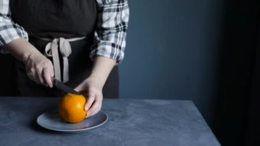 taze portakal suyu sıkma kadın